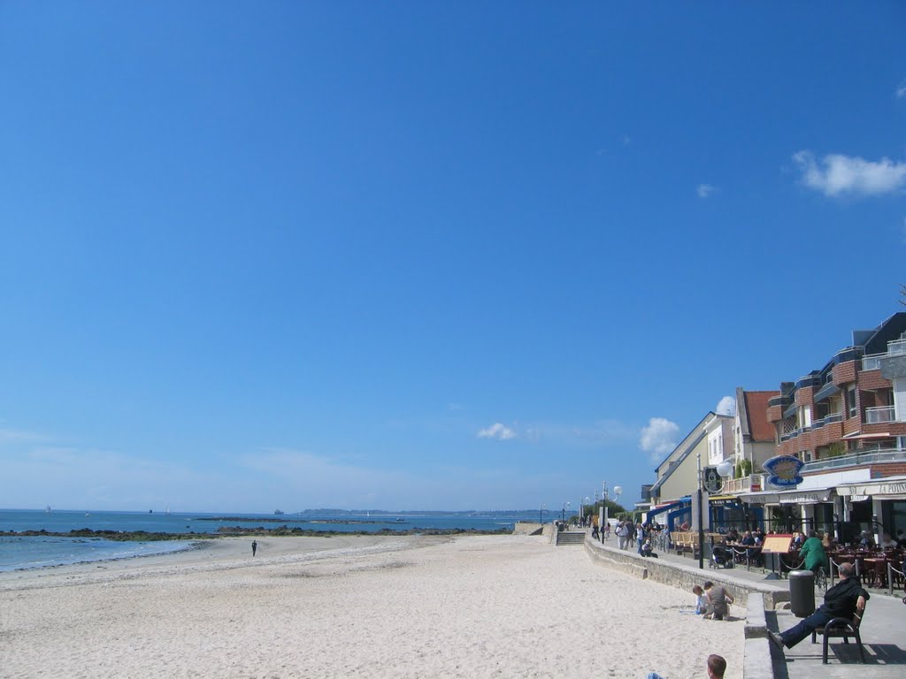 Promenade at Larmor-Plage by PompeyJohn