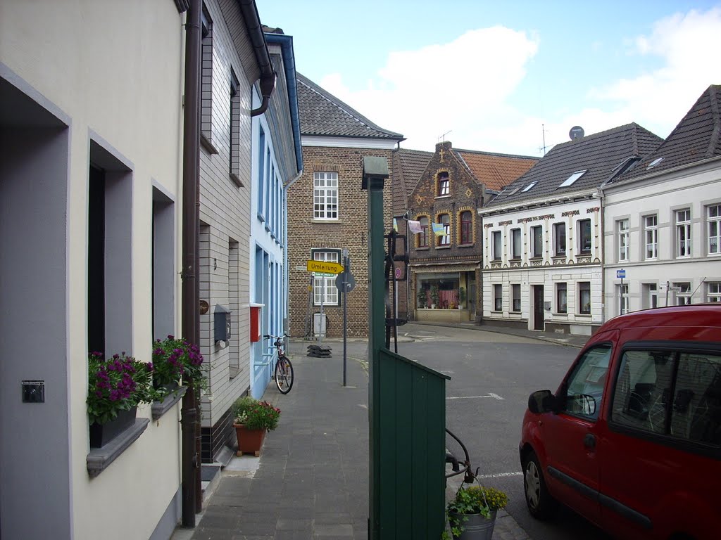 H©) July 2010 / Innenstadt von Xanten / Häuser und Straßen 6 by Hannes Th.