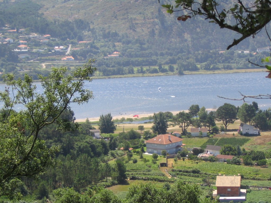 Otra vista del Miño y Portugal by A.G.P