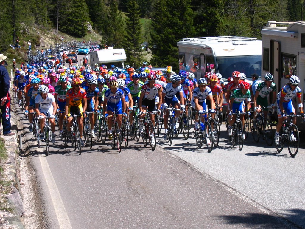 88° giro d'Italia, in gruppo salita al passo san Pellegrino. by Roberto Donà