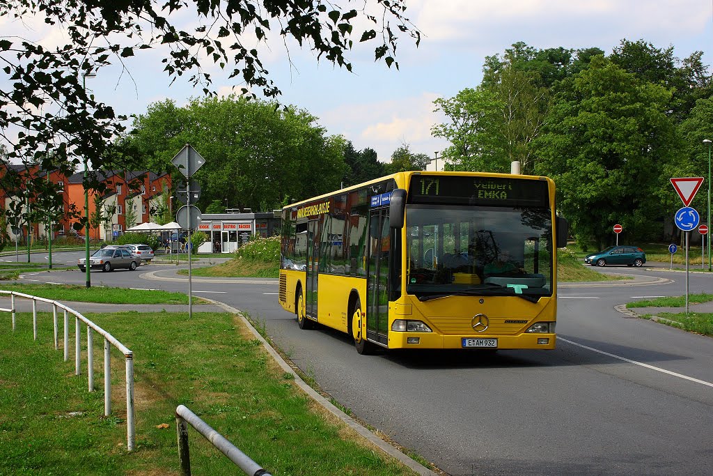 Linienbus im Bereich der ehem. Ruhrlandkaserne by lemtry