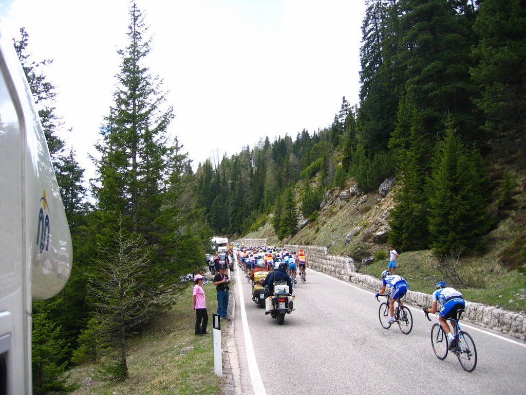 Salita al Passo Sella, 88° giro d'italia by Roberto Donà