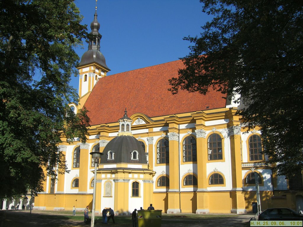 Außenansicht der wunderschönen Barockkirche in Neuzelle. Absolut sehenswert. by H. Hönow