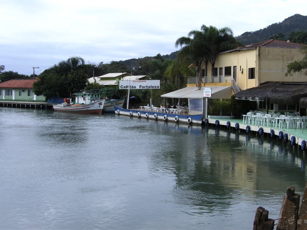 Canal da Barra da Lagoa, nas proximidades da ponte. Seaway Barra da Lagoa nearby the Bridge. Florianópolis city. by Djalmo