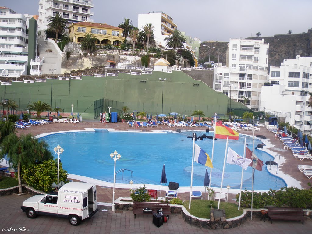 Club Nautico "Piscina & Banderas" by Isidro González Pérez