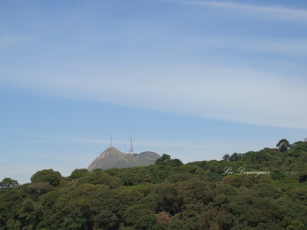 Vista do longe do Pico do Jaraguá by Léo Domingues