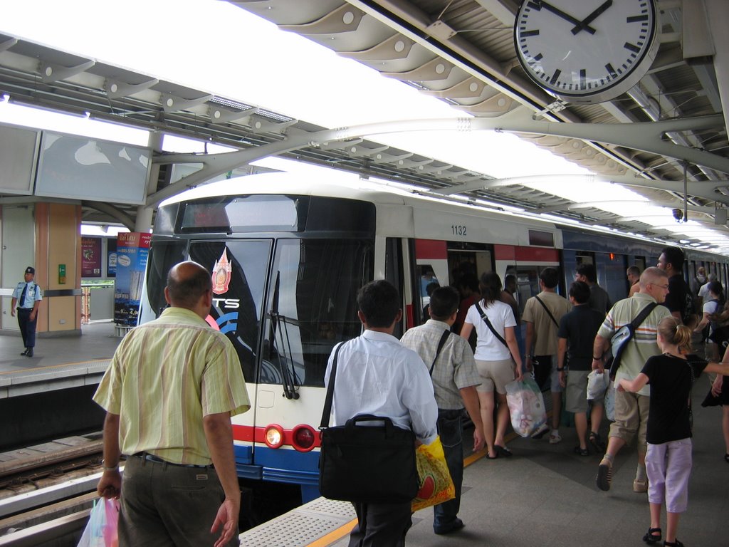 skytrain, Bangkok, Thailand by Tampert