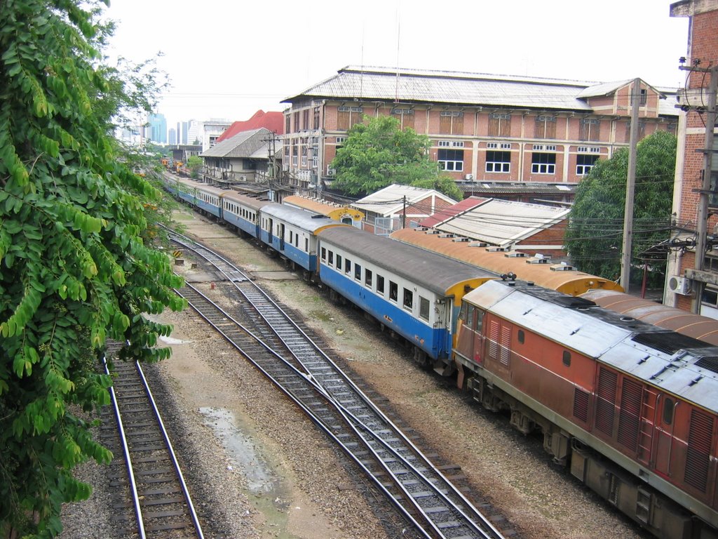 Railroad track, Bangkok, Thailand by Tampert