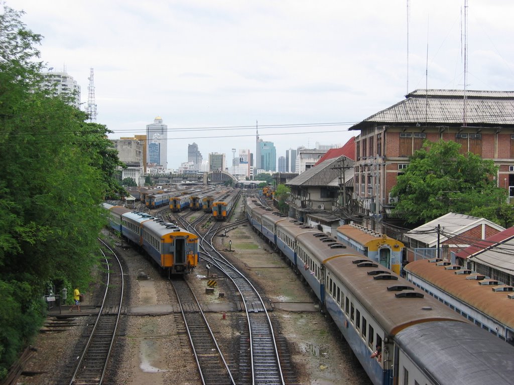 Railroad track, Bangkok, Thailand by Tampert