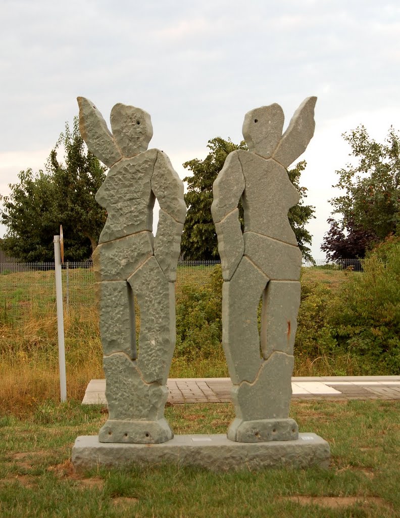 Skulptur 'Archaische Zwillinge' von Günter Schlömann am Bahnhof Borgholzhausen-Oldendorf by coco42