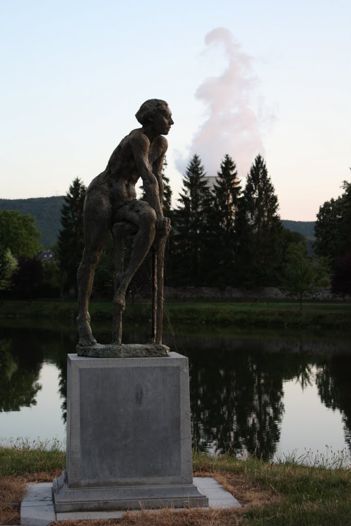 Statue (et vapeur de la centrale EDF) by Pigeon voyageur