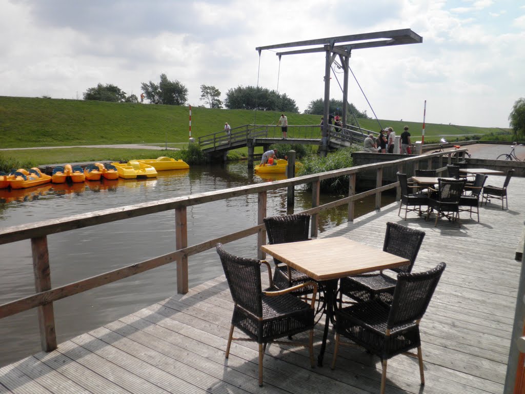 Terras en waterfietsen in Esonstad (Trudi) by Trudi