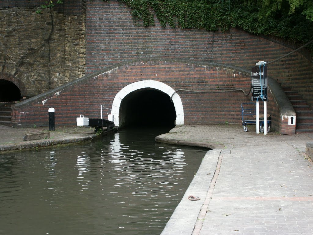 Dudley Tunnel northern portal by rpap