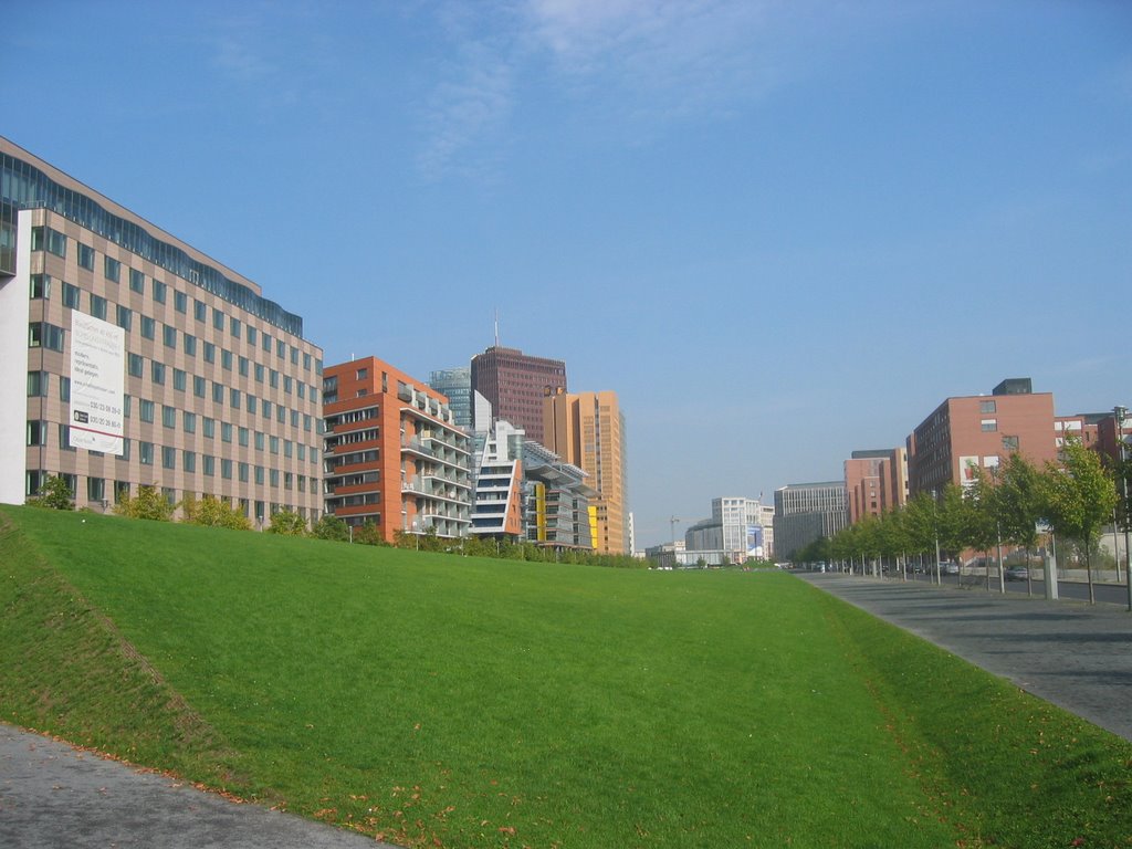 Potsdamer Platz, Hinterhof by Strabon