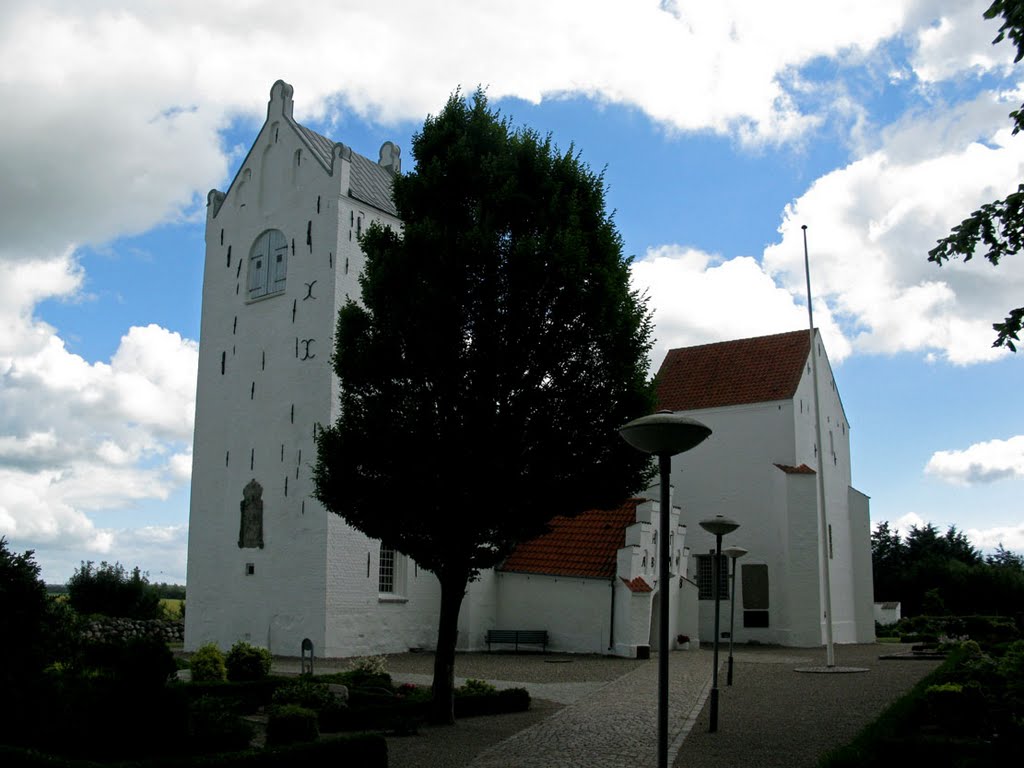 Voergård Kirke - 07/2010 by Thomas Ritter