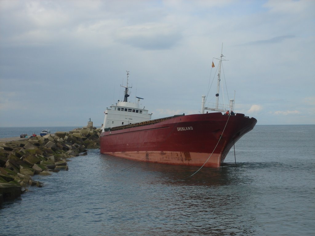 Carguero 'Grenland' encallado en San juan de Nieva by M.A.P.P