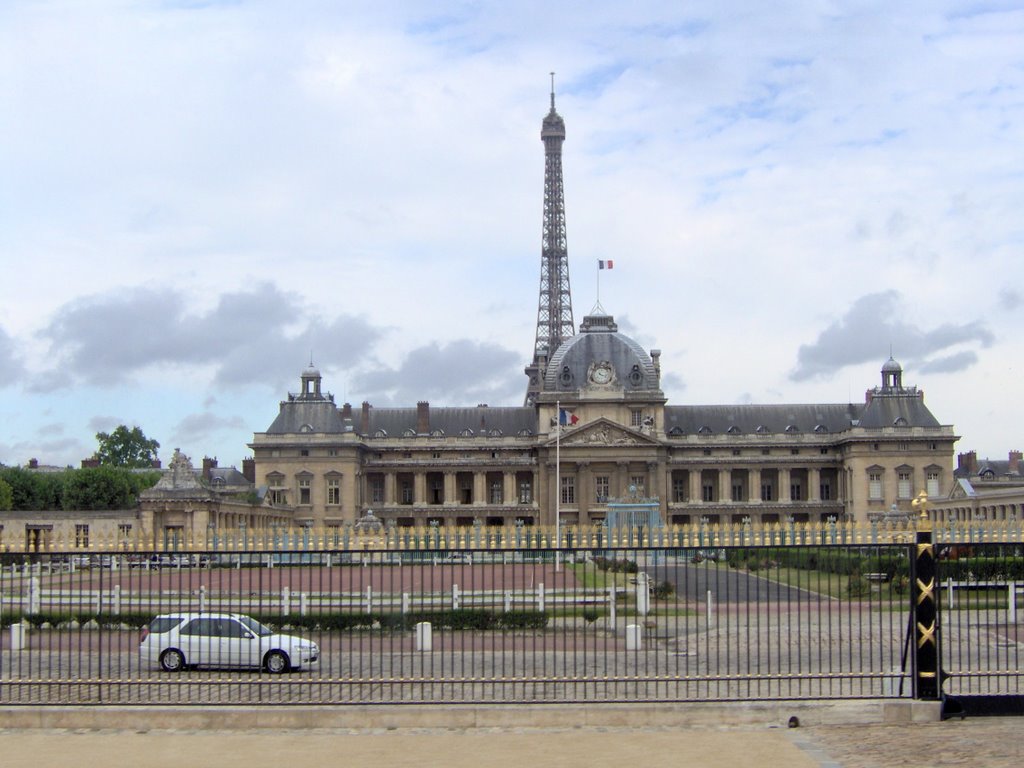 École Militaire- Eiffel Tower in back by Vinnie F