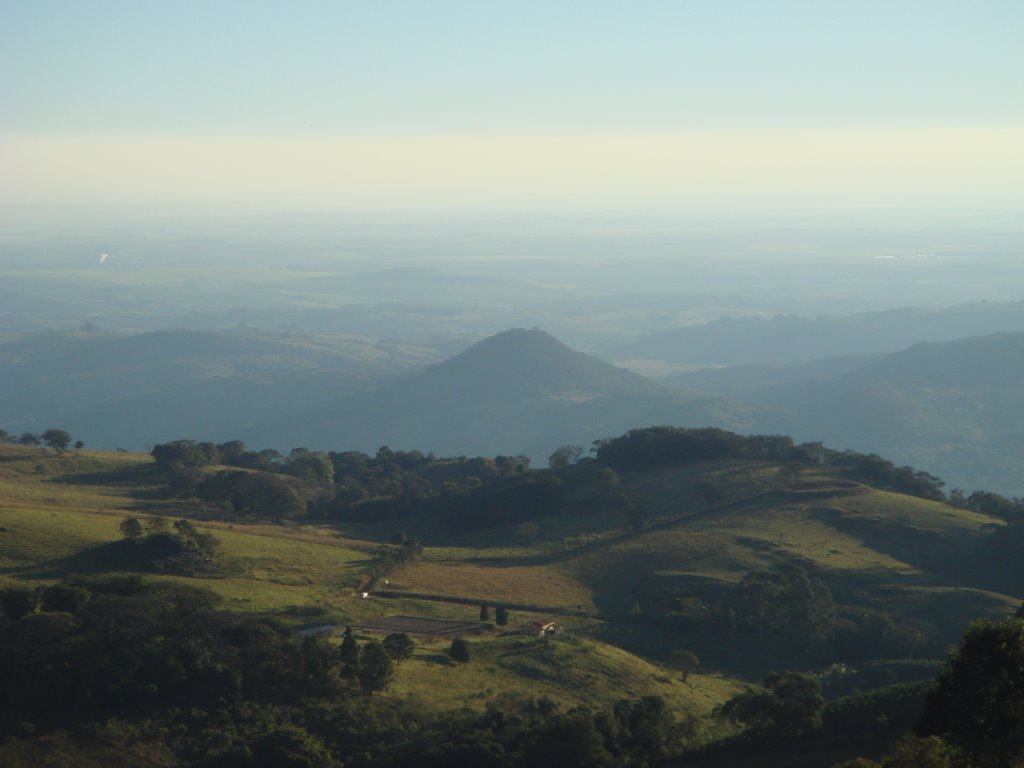 Morro do Castelo (Pirâmide) visto da Serra do Deus me Livre by Guilherme Coelho