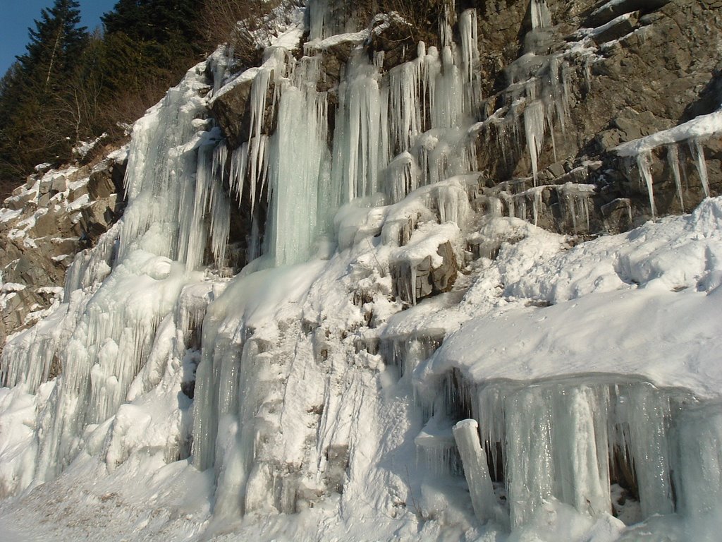 Ice Falls, HWY 2 Near Stevens Pass by nerdherder