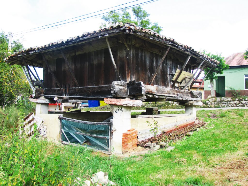 Horreo en Villabaxu, Piloña. Principado de Asturias. by Valentín Enrique