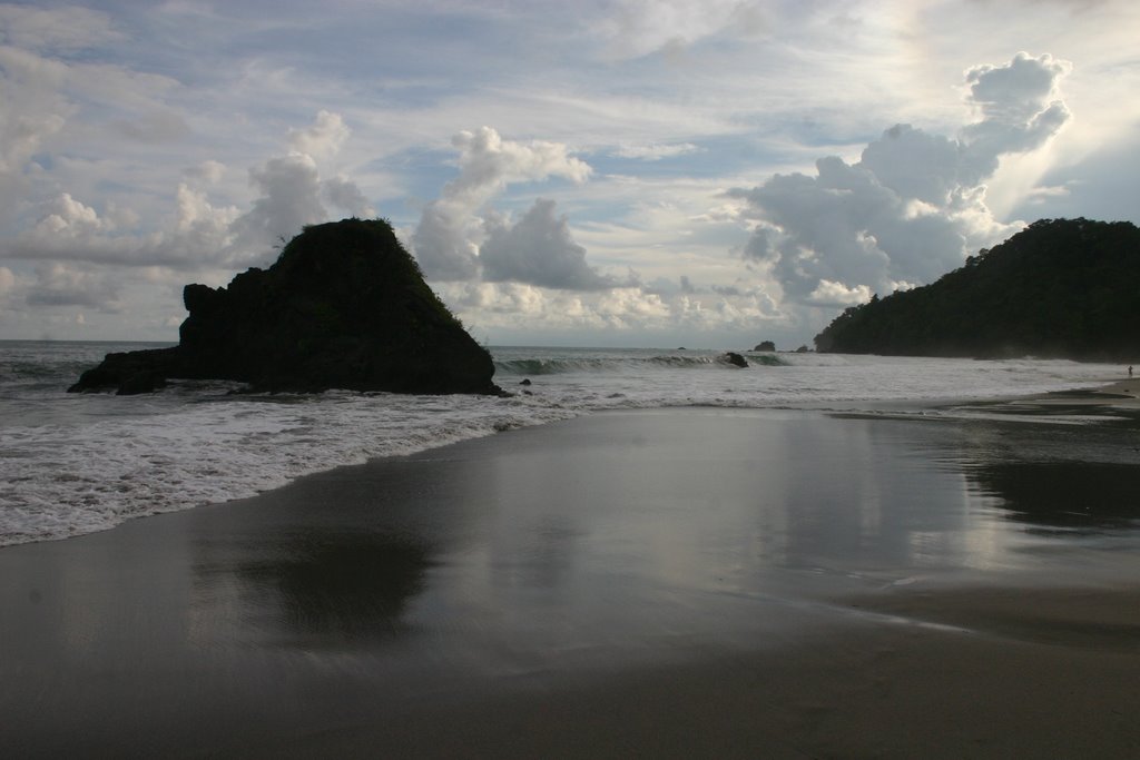 Playa Esplandilla Sur, Manuel Antonio, Costa Rica by wolffystyle