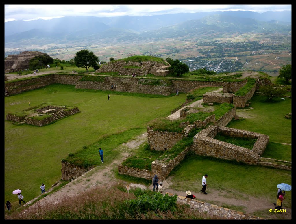 Explanada en la plataforma superior, Monte Albán, Oaxaca, México. by Jorge Alberto Vega