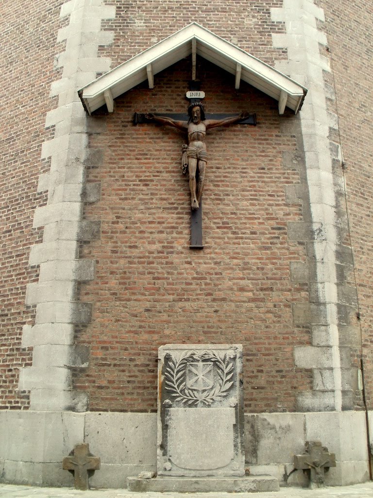 Mooi Kruis tegen de gevel van de Kerk 'S Gravenvoeren. 2 Aug 2010 by Gerold Vluggen