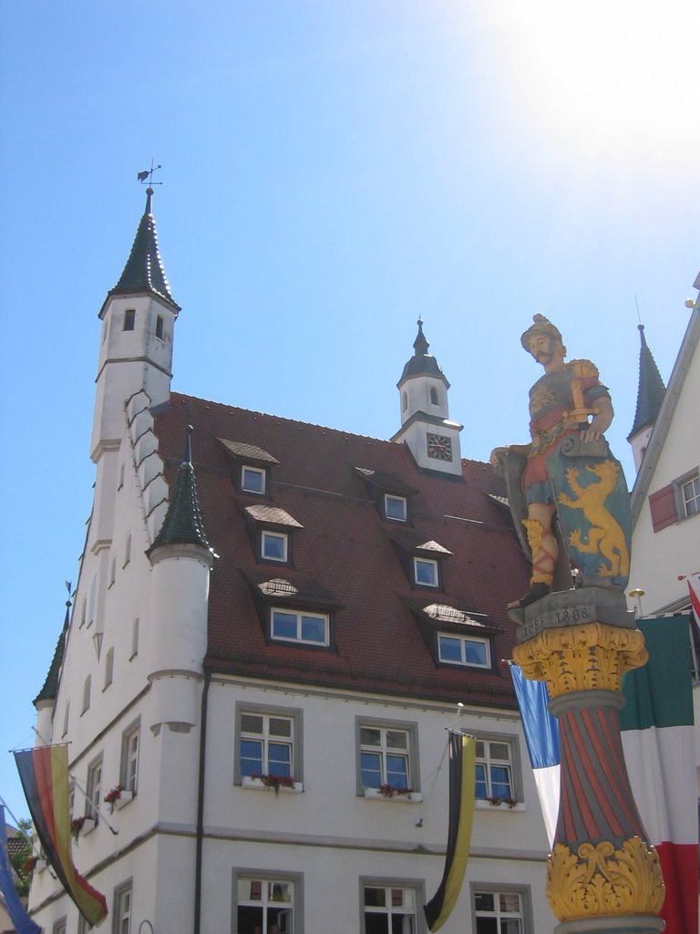 Biberach - Neues Rathaus / Marktbrunnen by Jörg Logé