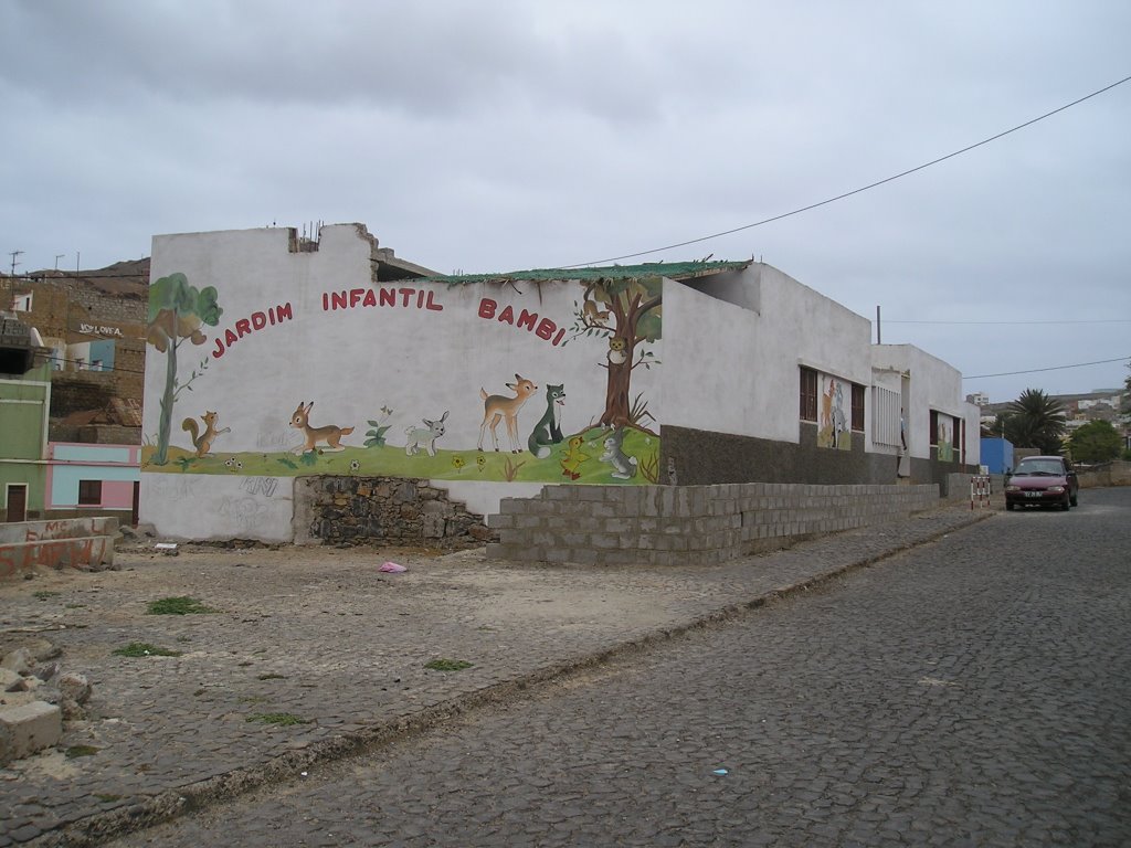 Mindelo, Avenida Invicta Cidade de Porto, Jardim infantil Bambi - place for young children - kinderdagverblijf by mario_monteiro