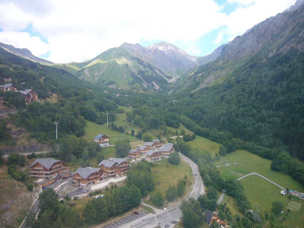 Vaujany et le col du Couard en arriere-plan by flo73