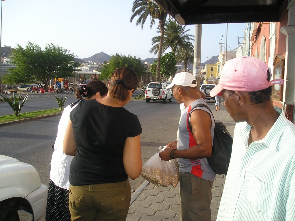 Mindelo, Rua da Praia - selling of peanuts - verkoop van pinda's by mario_monteiro