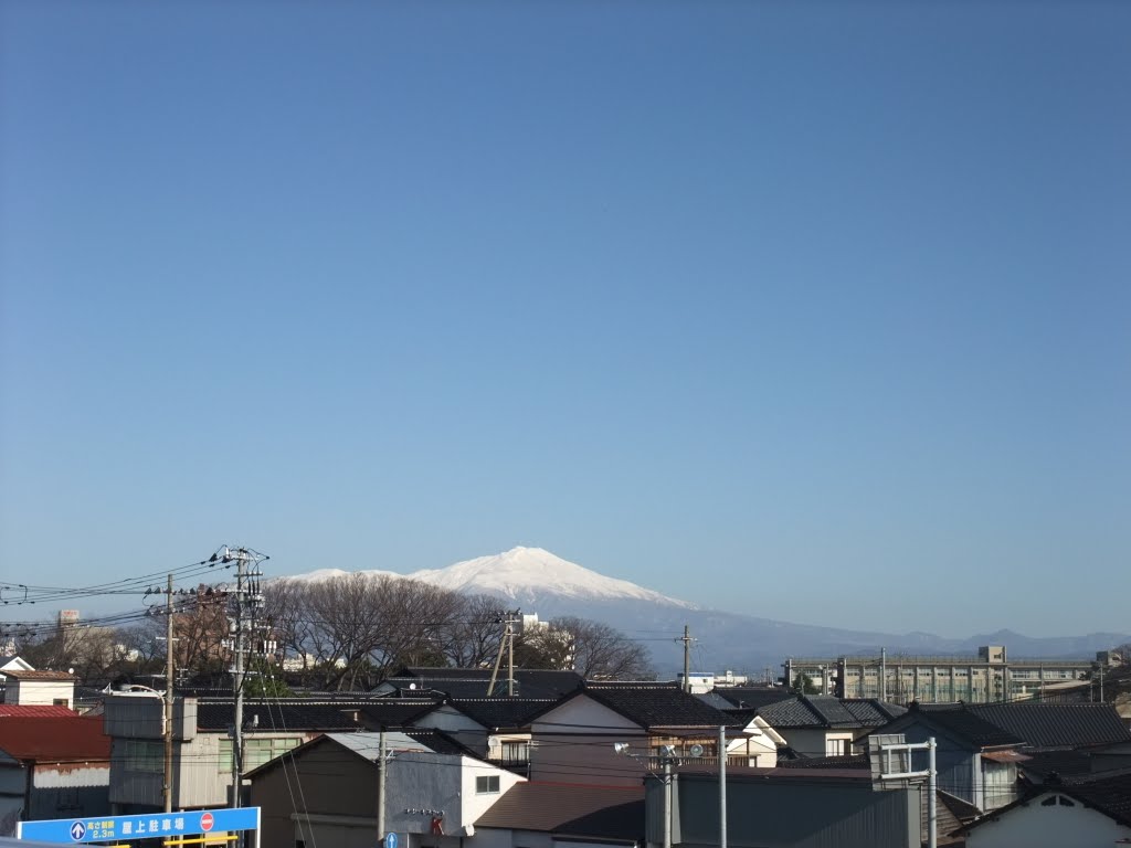 鳥海山 Mt.Chokai (view from Yamazawa Supermarket) by ming_tweets