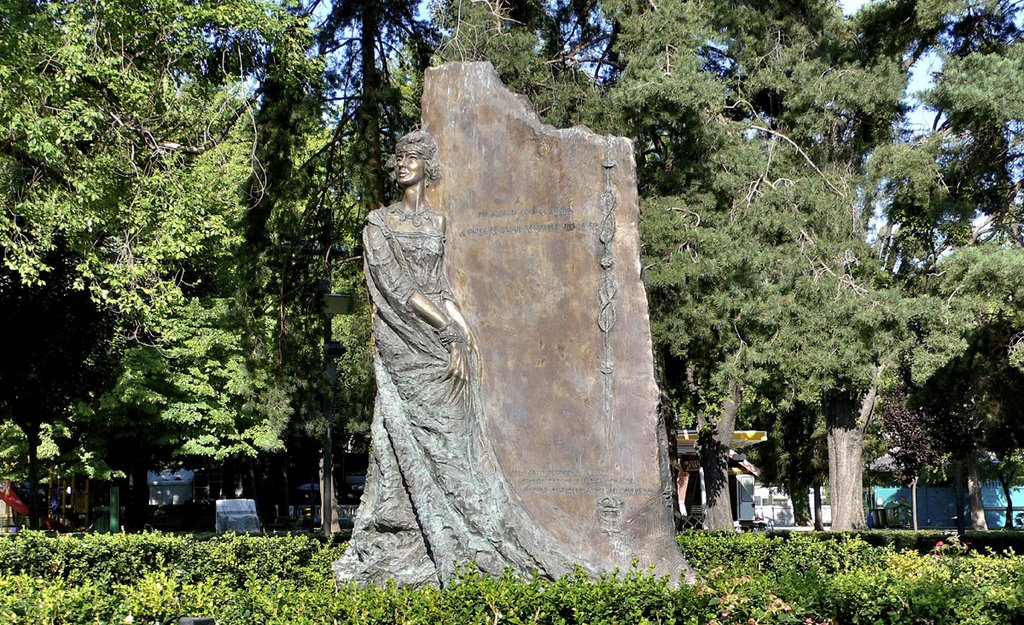 Monumento alle donne scomparse di M. Clerici by Giovanni Sottile