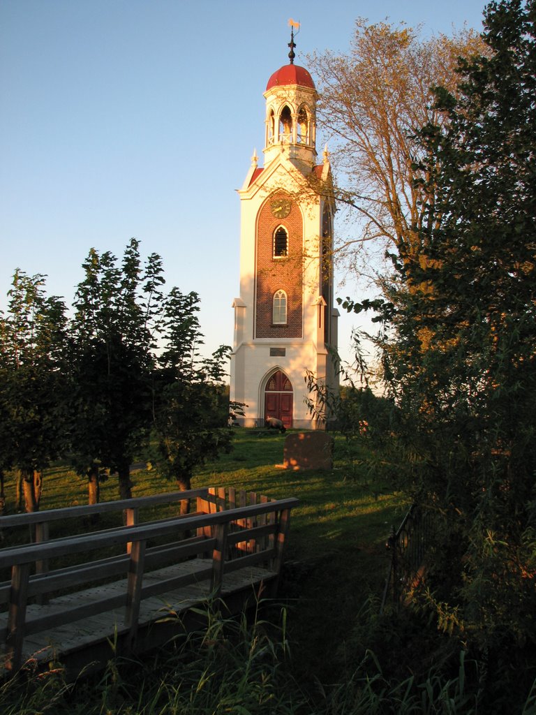 Toren bij zonsondergang by W van Loenen