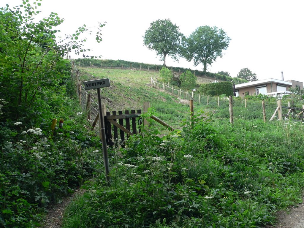 GULPEN oude akerweg .. stegel weg nu klap-hek by walterskrutser