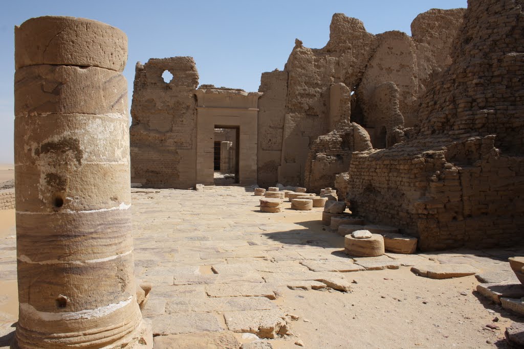 Qasr Dusch - Sicht vom Pylon in Richtung Sanktuar by Ägyptenhans