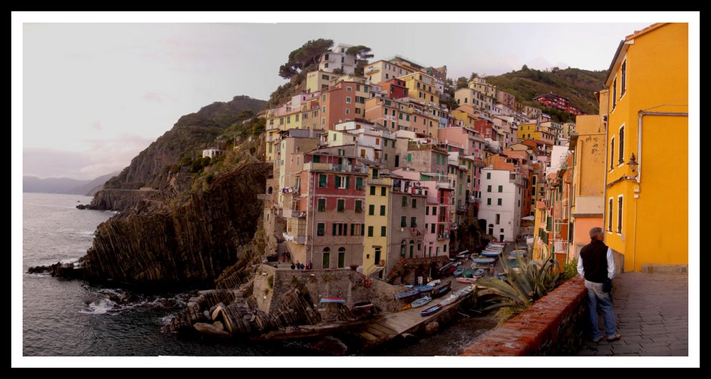 Riomaggiore (Italy) by Lloulhy