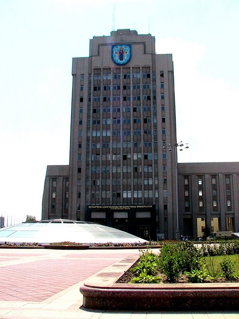 Central square Minsk '06 by Hennie van Rijk