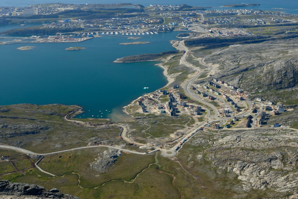 Udsigt fra Store Malene over Qinngorput og Nuussuaq by Henrik Greve Thorsen