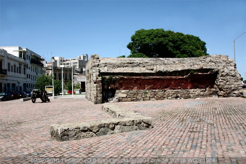 Montevideo - Restos de la muralla colonial by Pierre Marc