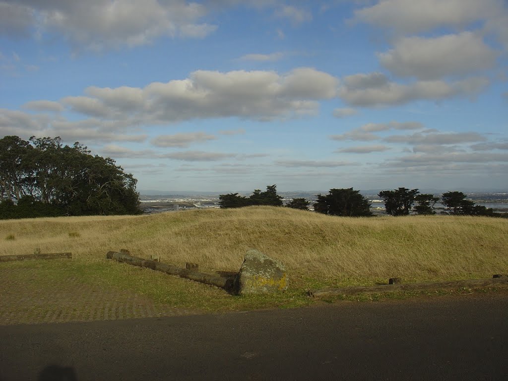 One Tree Hill/Cornwall Park - Auckland, North Island, New Zealand by Paul HART