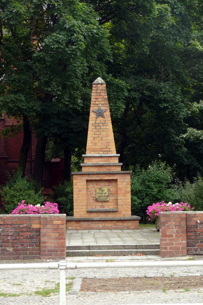 Nöldnerstr. Sowjetisches Ehrenmal an der Erlöserkirche by gurung