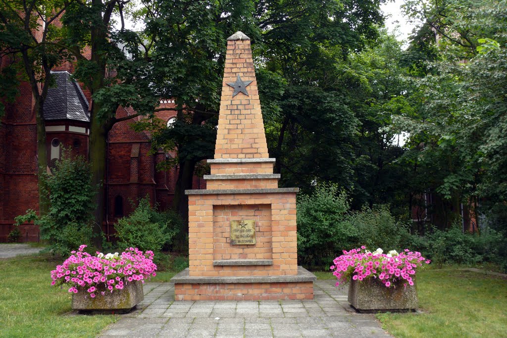 Nöldnerstr. Sowjetisches Ehrenmal an der Erlöserkirche by gurung