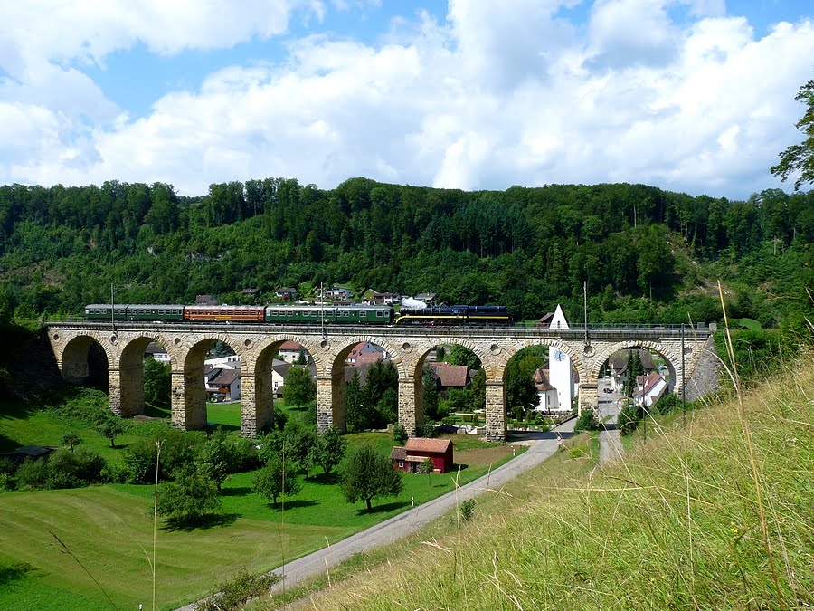 Bergab über das Viadukt von Rümlingen by Josef Pfefferle