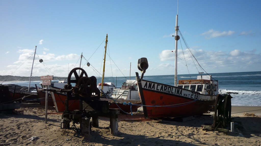 Barcos de pesca, Punta del Diablo, Uruguay by Ubirajara Buddin Cruz