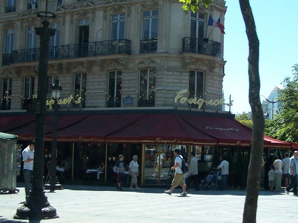 Fouquet's Restaurant en los Campos Elíseos by Evelio de Feria