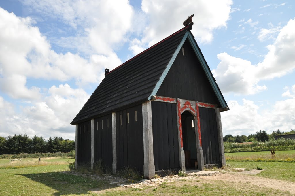 Rekonstrukcja kościoła słupowego w skansenie Bork Vikingehavn by Lucivo