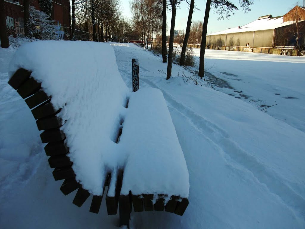 Bank unter Schneedecke, 2010 by torne