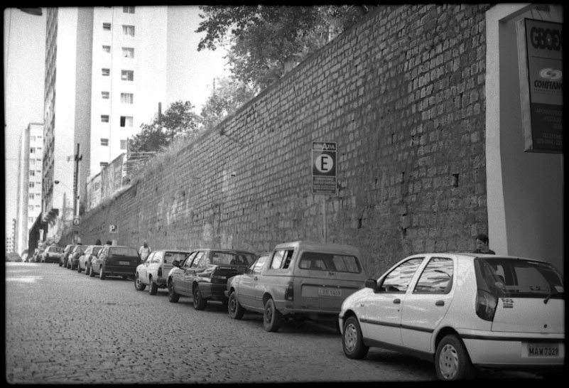 Passado recente - Paredão da rua Felipe Schimidt + calçamento de paralelepipedos by andre paiva