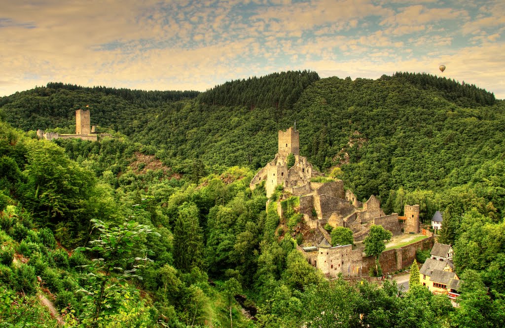 Ober und Niederburg bei Manderscheid by kurt Oblak